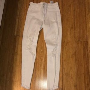WHITE RIPPED JEANS